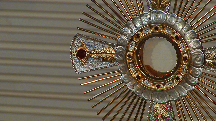 ADORÁCIA SPOJENÁ S EUCHARISTICKOU POBOŽNOSŤOU