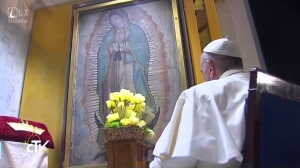 Modlitba pred obrazom Panny Márie Guadalupskej