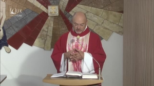 BOH VYSTIERA RUKY K CELÉMU ĽUDSTVU