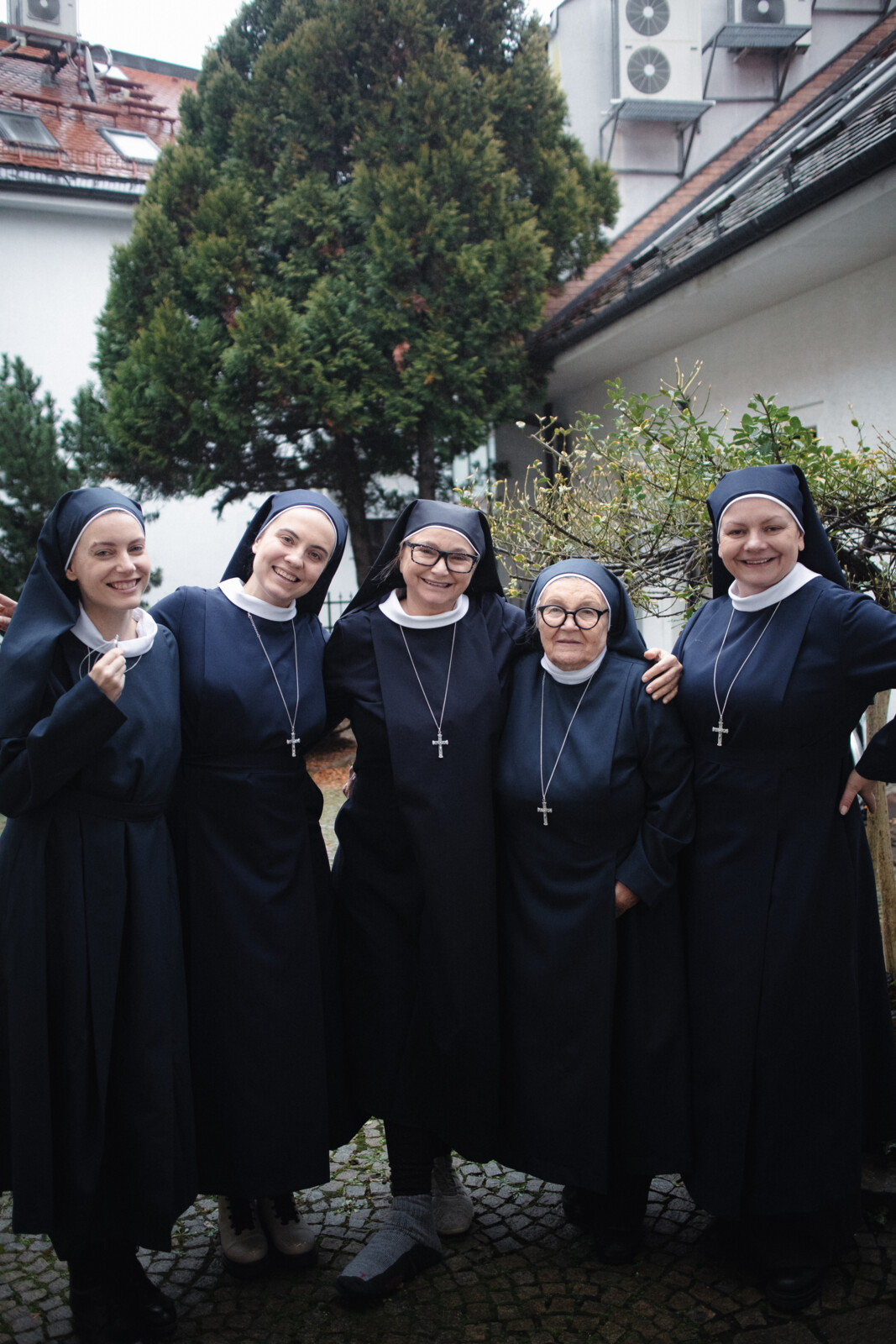 SESTRY V KLÁŠTORE