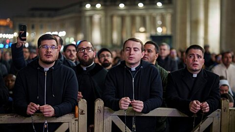 RUŽENEC ZA ZOSNULÉHO PÁPEŽA FRANTIŠKA