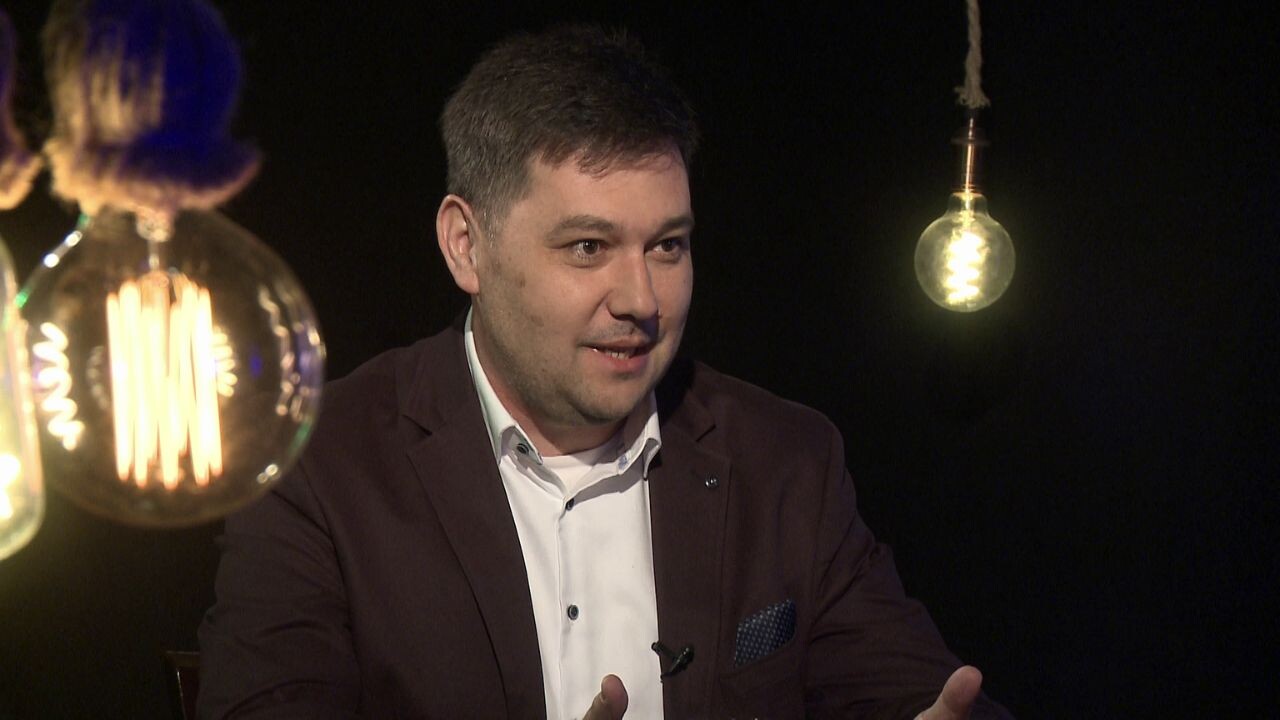 MEDZI NEBOM A ZEMOU