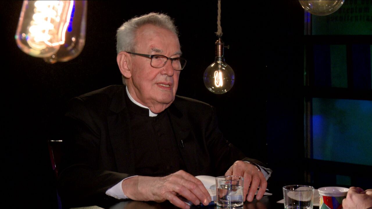 MEDZI NEBOM A ZEMOU