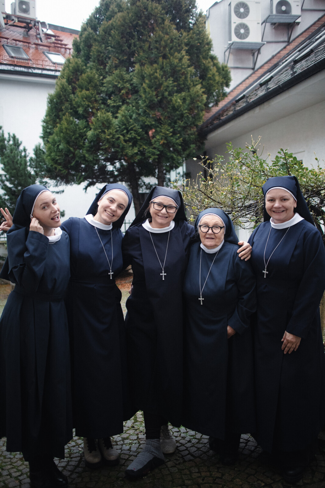 SESTRY V KLÁŠTORE