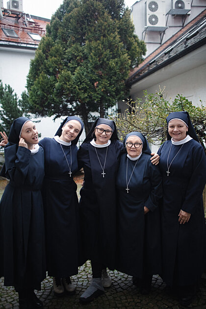 SESTRY V KLÁŠTORE