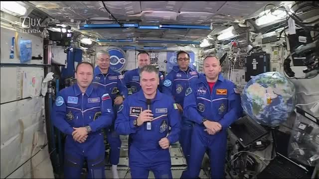 PÁPEŽ FRANTIŠEK SPOJENÝ S VESMÍRNOU STANICOU ISS